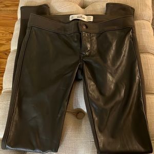 Girl’s pants from Hollister, size 0R. Excellent condition!